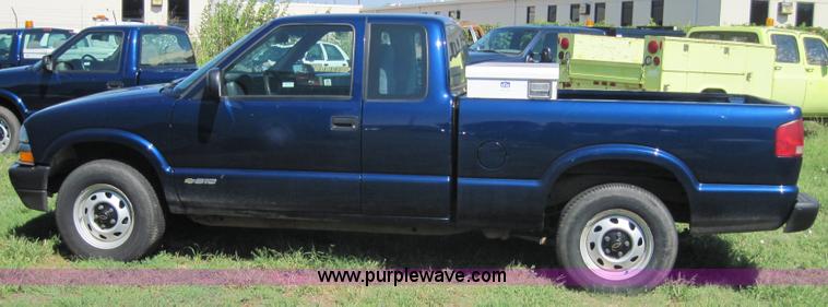 image for item 4074 2002 Chevrolet S10 pickup truck