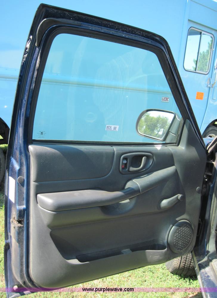 image for item 4074 2002 Chevrolet S10 pickup truck