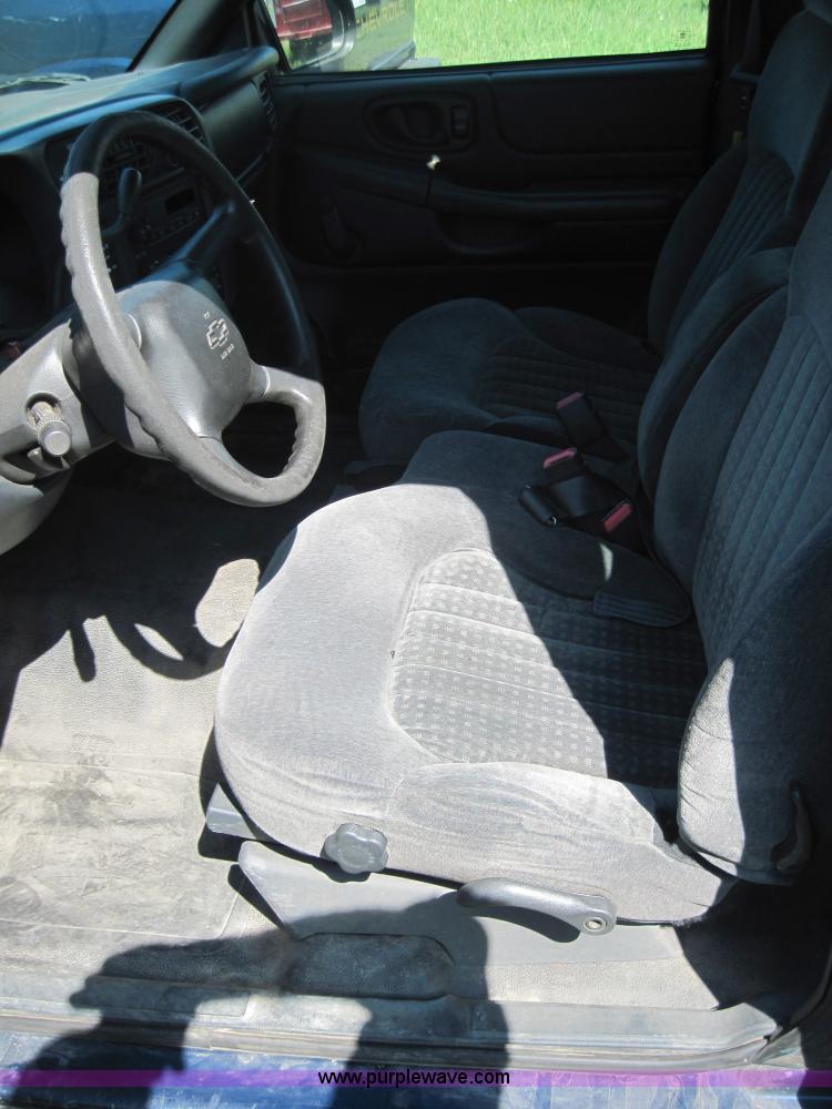 image for item 4074 2002 Chevrolet S10 pickup truck