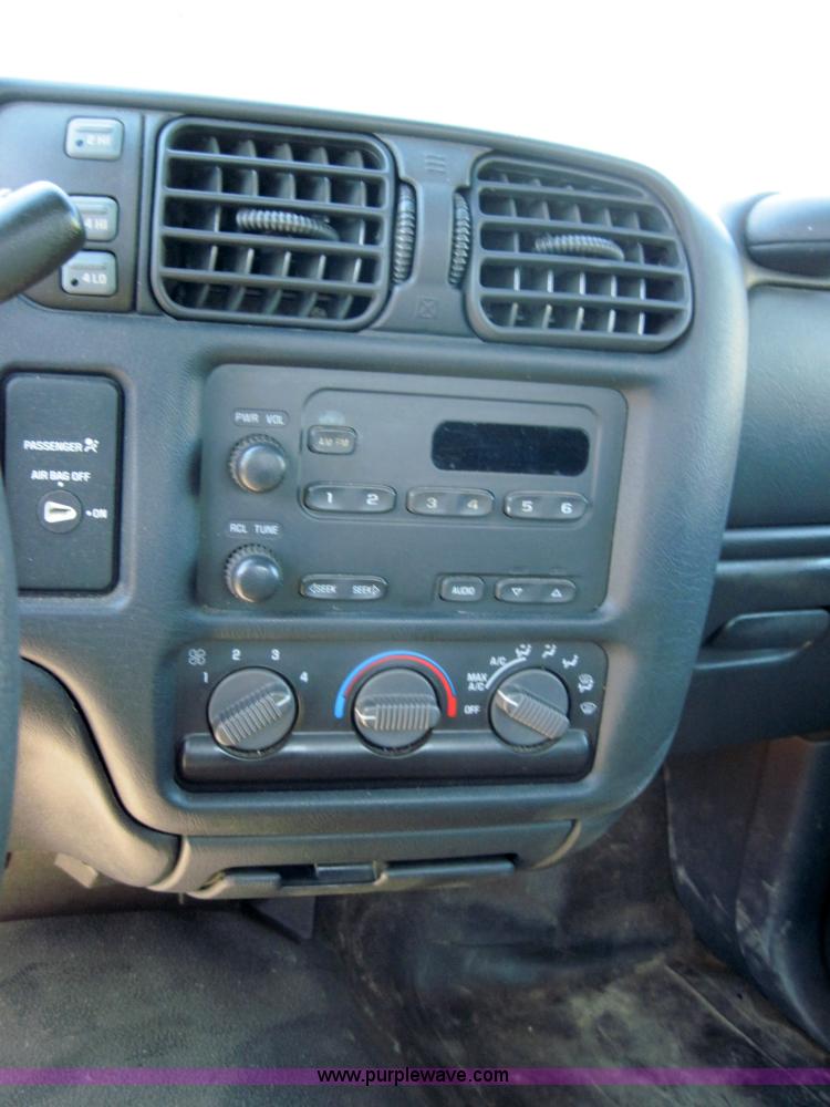 image for item 4074 2002 Chevrolet S10 pickup truck