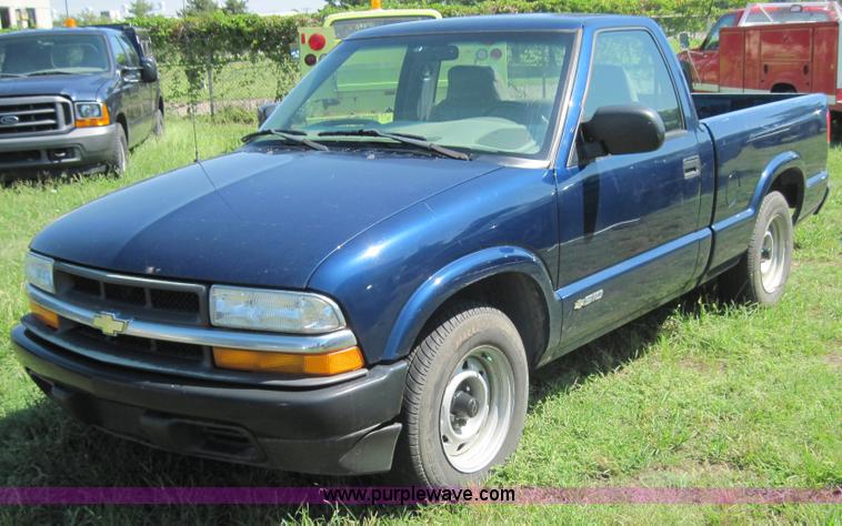image for item 4075 2002 Chevrolet S10 pickup truck