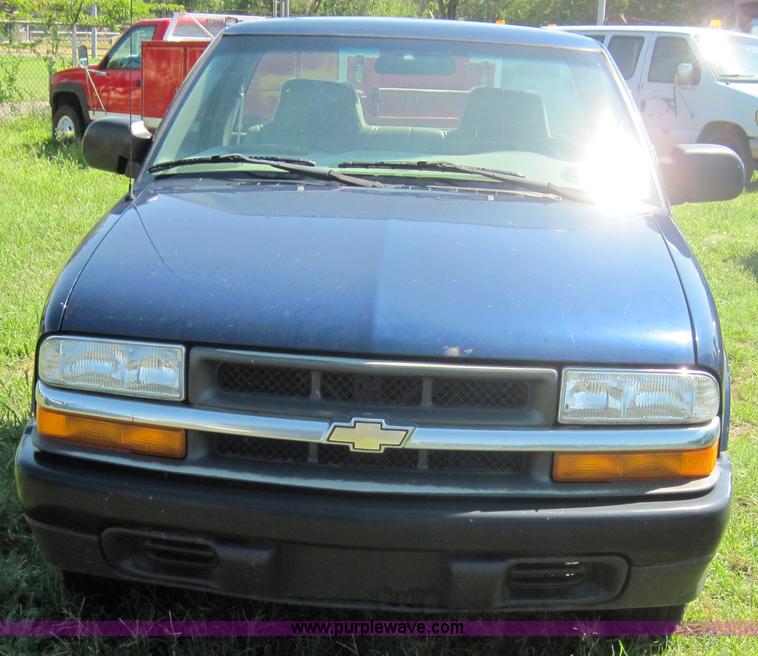 image for item 4075 2002 Chevrolet S10 pickup truck