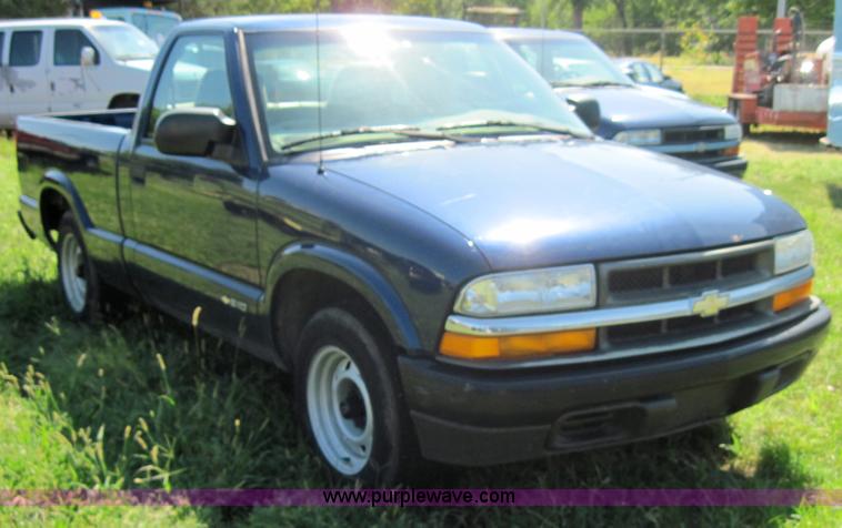 image for item 4075 2002 Chevrolet S10 pickup truck