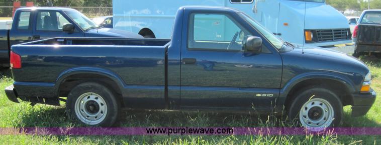 image for item 4075 2002 Chevrolet S10 pickup truck