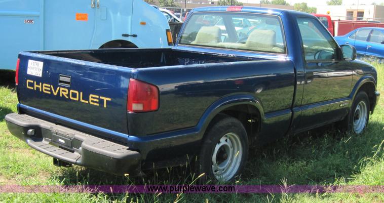 image for item 4075 2002 Chevrolet S10 pickup truck