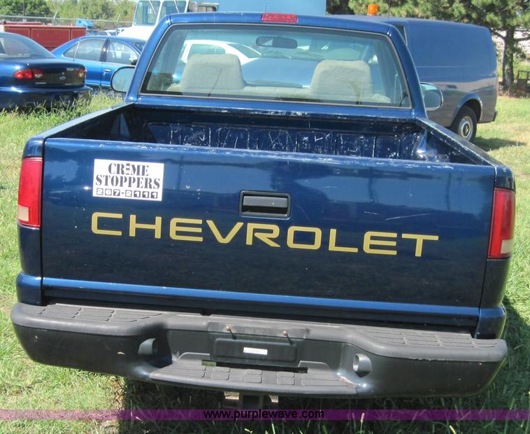 image for item 4075 2002 Chevrolet S10 pickup truck