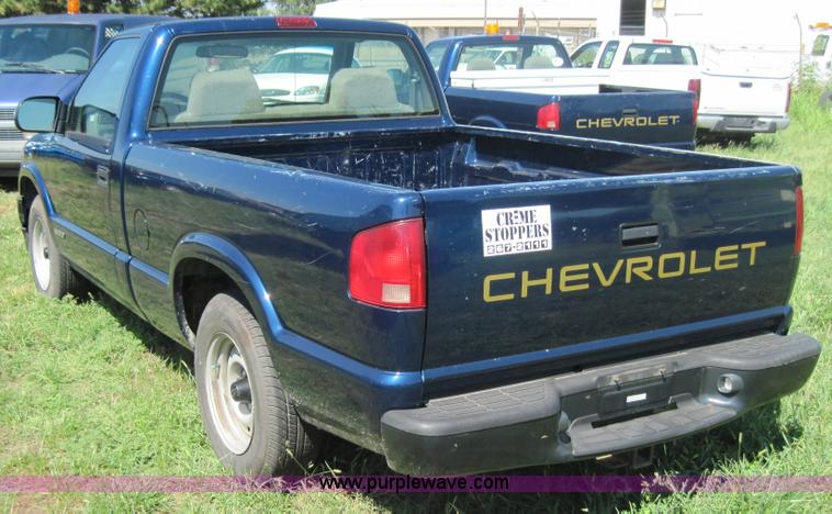 image for item 4075 2002 Chevrolet S10 pickup truck