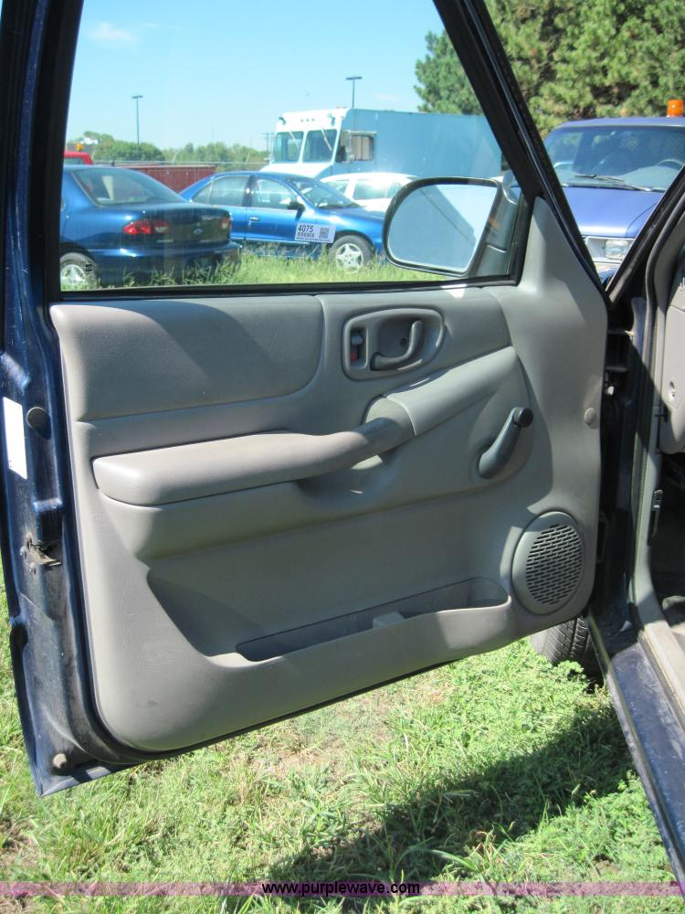 image for item 4075 2002 Chevrolet S10 pickup truck