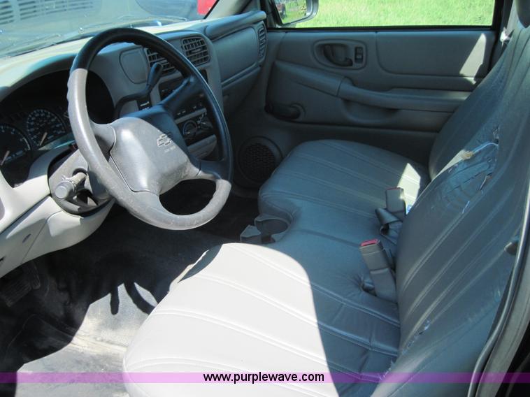 image for item 4075 2002 Chevrolet S10 pickup truck