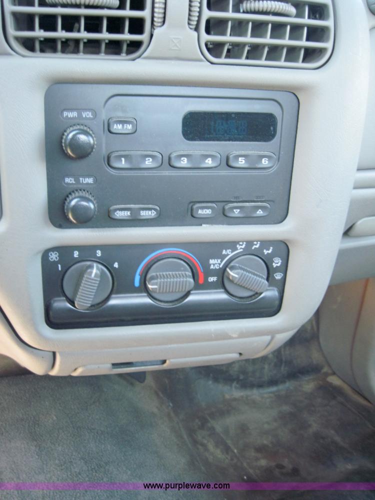 image for item 4075 2002 Chevrolet S10 pickup truck