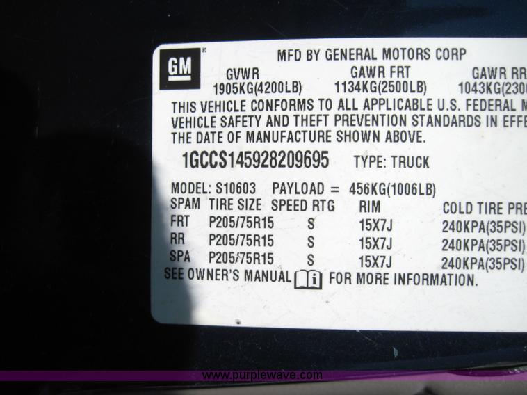 image for item 4075 2002 Chevrolet S10 pickup truck