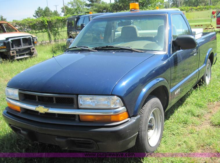 image for item 4076 2002 Chevrolet S10 pickup truck
