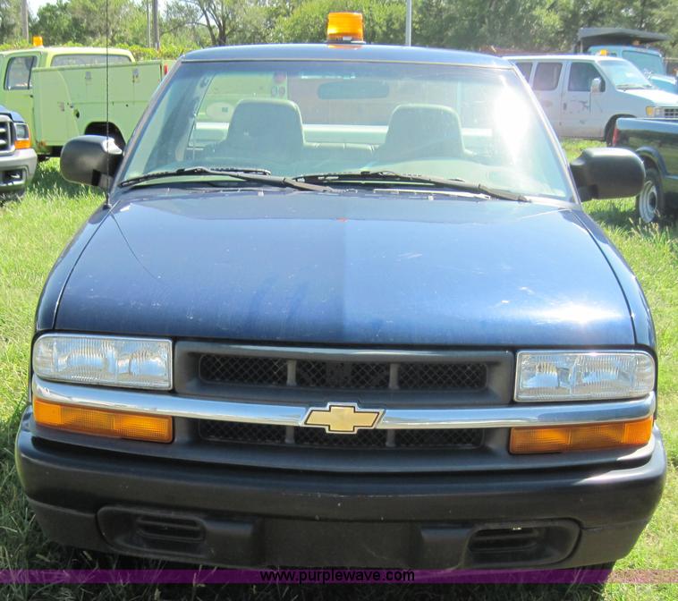 image for item 4076 2002 Chevrolet S10 pickup truck