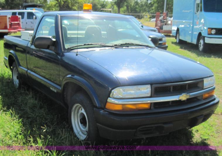 image for item 4076 2002 Chevrolet S10 pickup truck