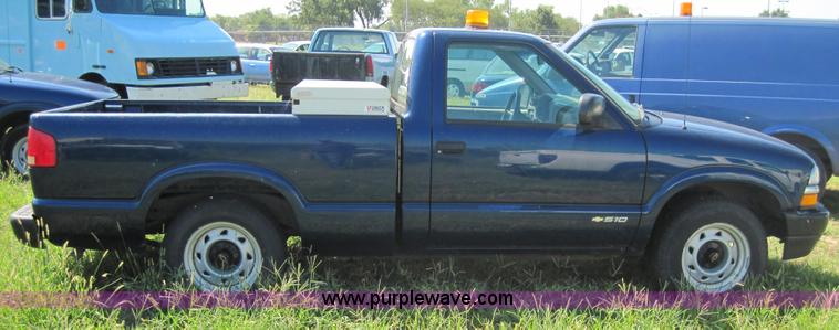 image for item 4076 2002 Chevrolet S10 pickup truck
