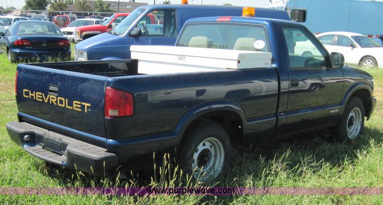 image for item 4076 2002 Chevrolet S10 pickup truck