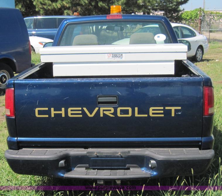 image for item 4076 2002 Chevrolet S10 pickup truck