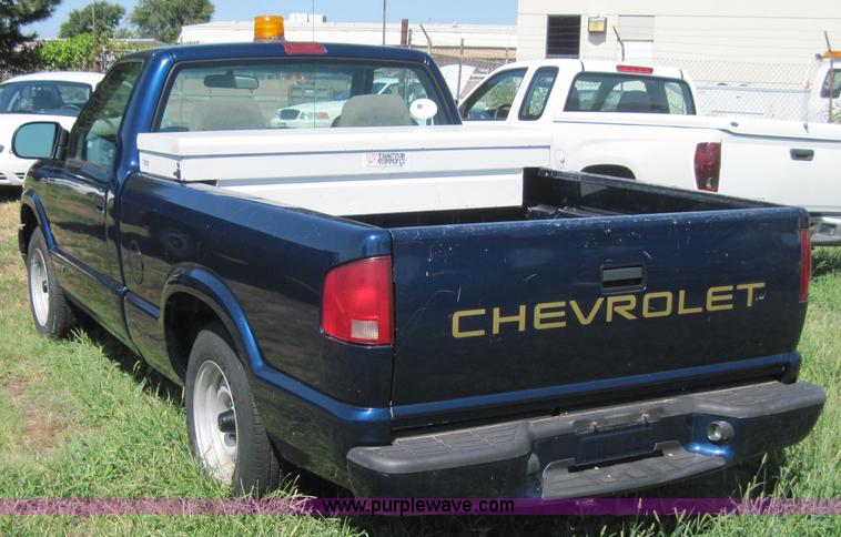 image for item 4076 2002 Chevrolet S10 pickup truck