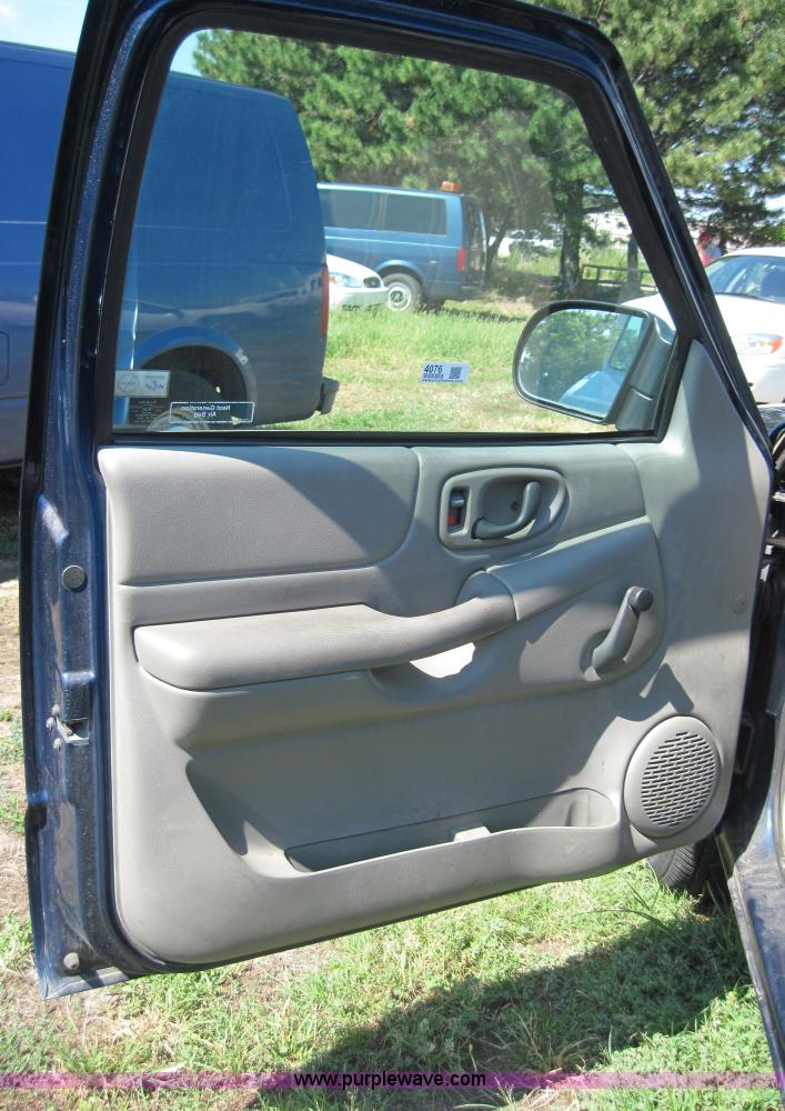 image for item 4076 2002 Chevrolet S10 pickup truck