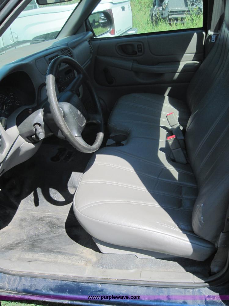 image for item 4076 2002 Chevrolet S10 pickup truck