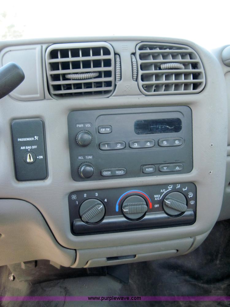 image for item 4076 2002 Chevrolet S10 pickup truck