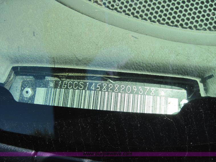 image for item 4076 2002 Chevrolet S10 pickup truck