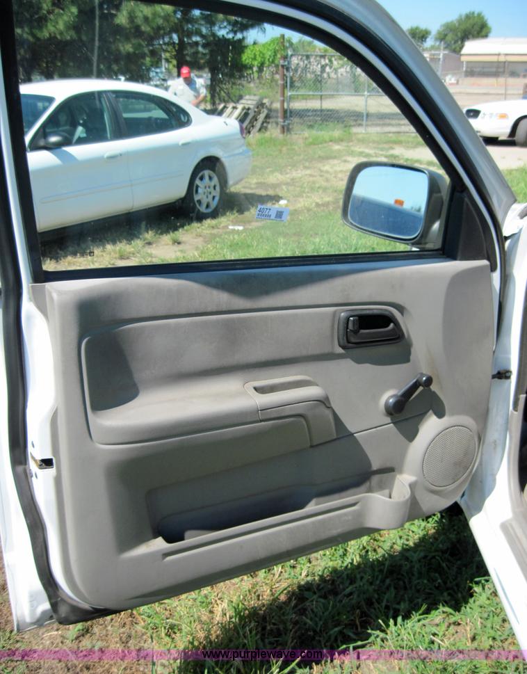 image for item 4077 2005 Chevrolet Colorado extended cab pickup truck