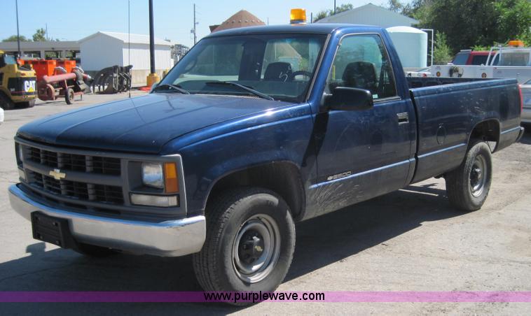 image for item 4128 2000 Chevrolet C2500 pickup truck