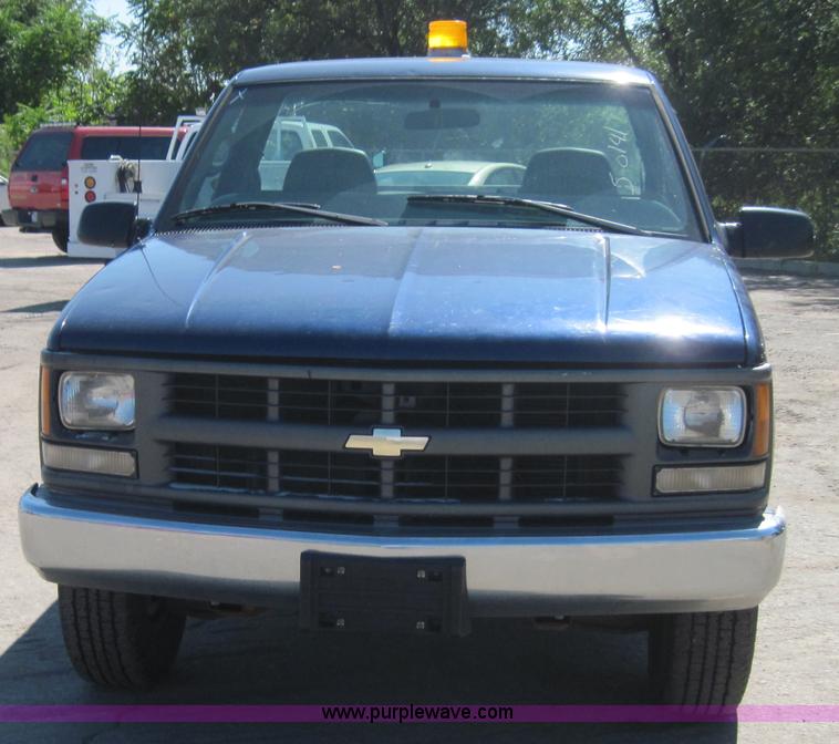 image for item 4128 2000 Chevrolet C2500 pickup truck