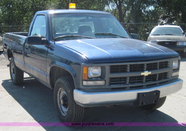image for item 4128 2000 Chevrolet C2500 pickup truck