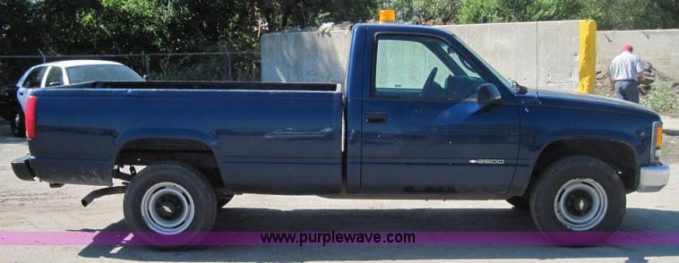 image for item 4128 2000 Chevrolet C2500 pickup truck