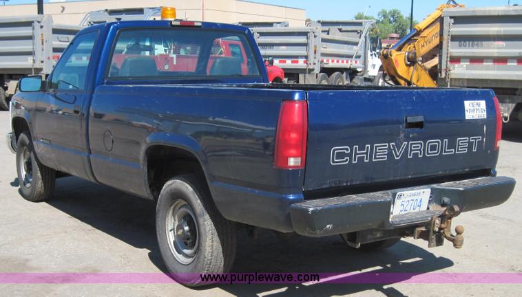 image for item 4128 2000 Chevrolet C2500 pickup truck