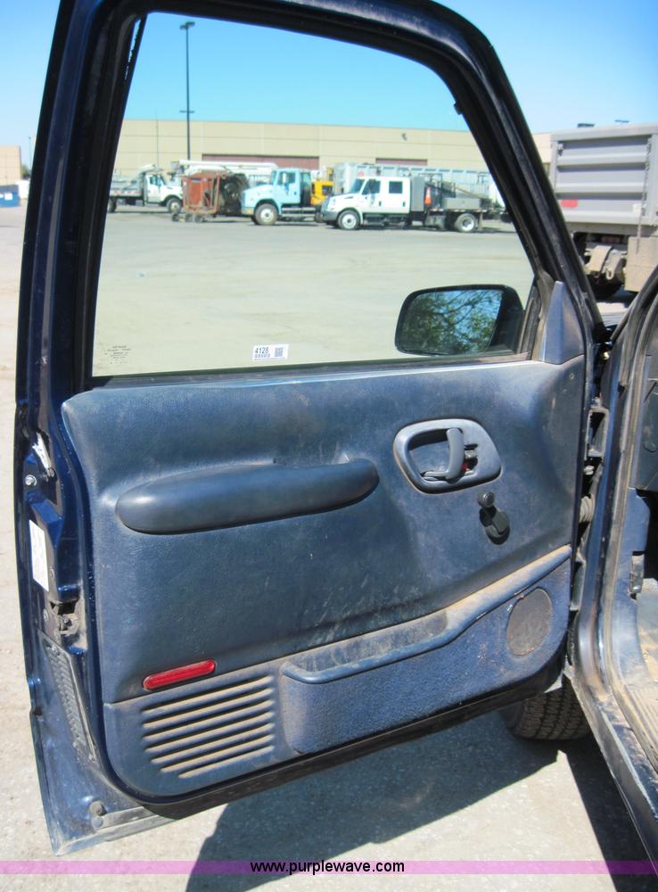 image for item 4128 2000 Chevrolet C2500 pickup truck