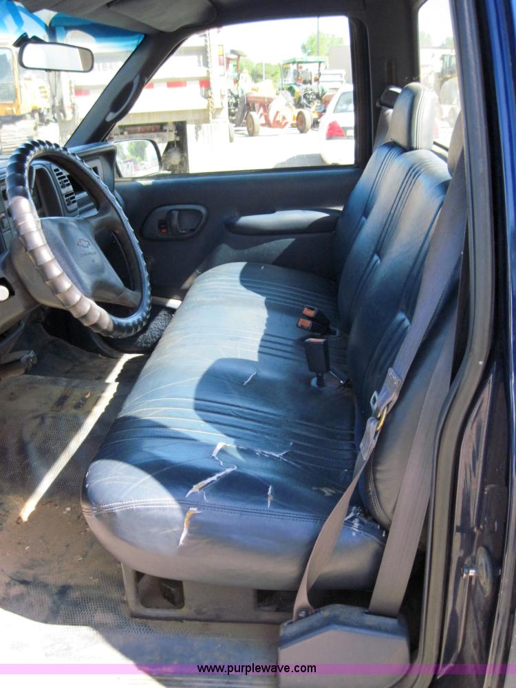 image for item 4128 2000 Chevrolet C2500 pickup truck