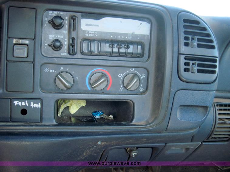 image for item 4128 2000 Chevrolet C2500 pickup truck