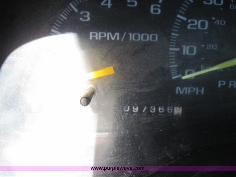 image for item 4128 2000 Chevrolet C2500 pickup truck