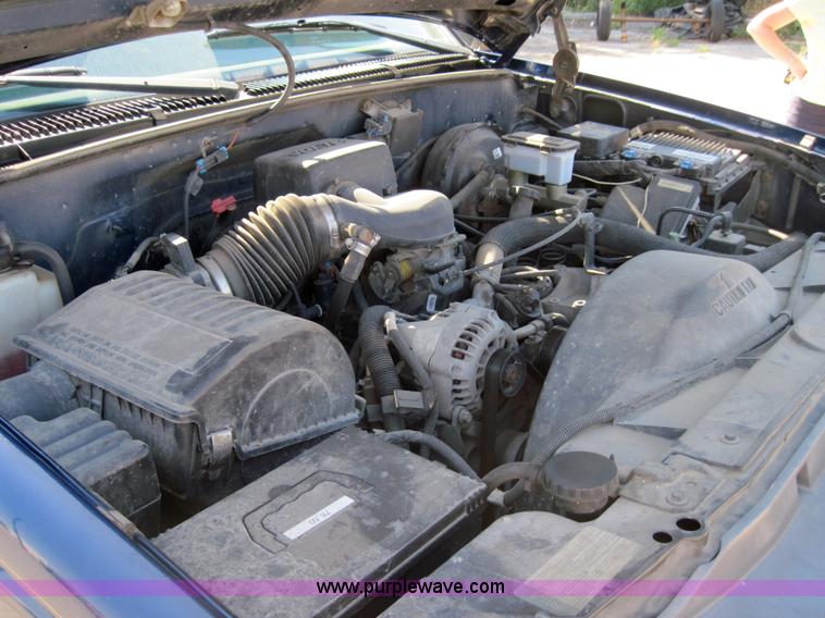 image for item 4128 2000 Chevrolet C2500 pickup truck