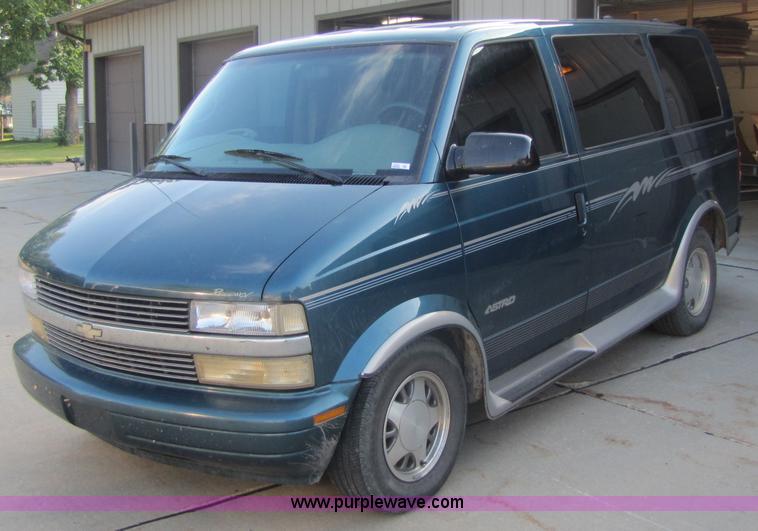 image for item 3593 2000 Chevrolet Astro mini van