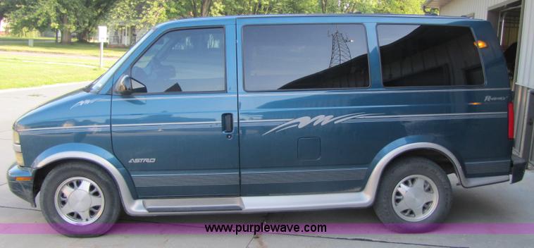 image for item 3593 2000 Chevrolet Astro mini van