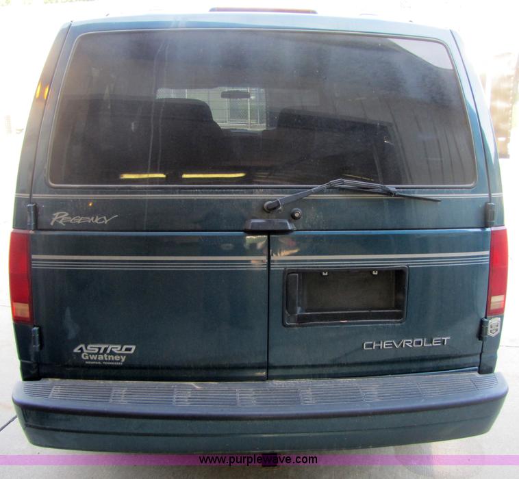 image for item 3593 2000 Chevrolet Astro mini van