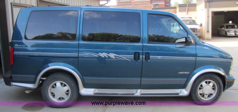 image for item 3593 2000 Chevrolet Astro mini van