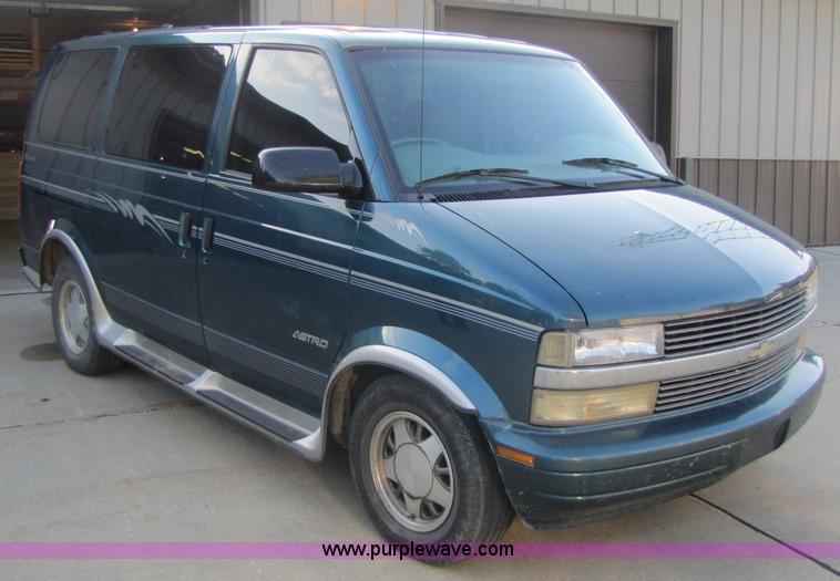 image for item 3593 2000 Chevrolet Astro mini van