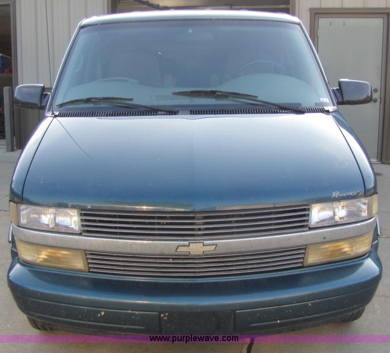 image for item 3593 2000 Chevrolet Astro mini van
