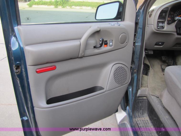 image for item 3593 2000 Chevrolet Astro mini van