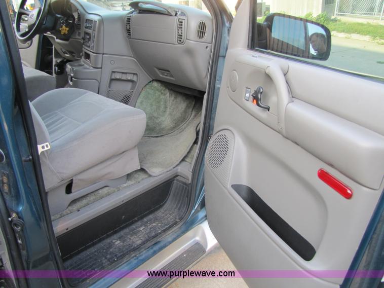 image for item 3593 2000 Chevrolet Astro mini van