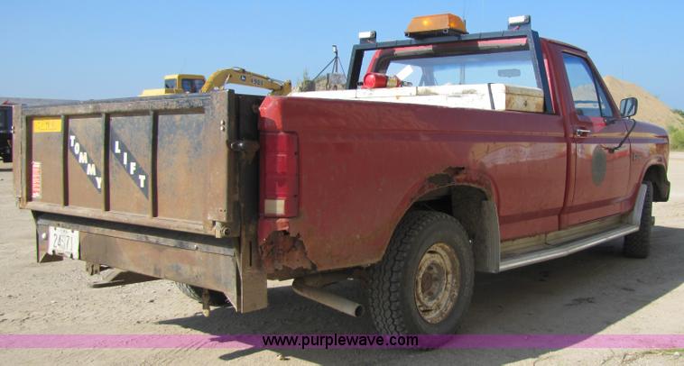 image for item 3609 1986 Ford F150 pickup truck