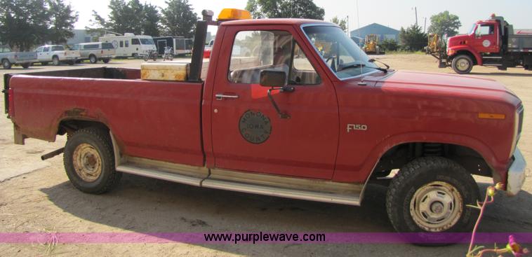 image for item 3609 1986 Ford F150 pickup truck