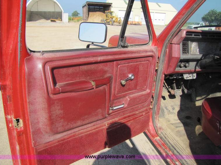 image for item 3609 1986 Ford F150 pickup truck