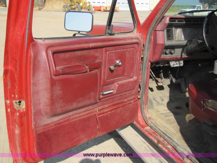 image for item 3609 1986 Ford F150 pickup truck