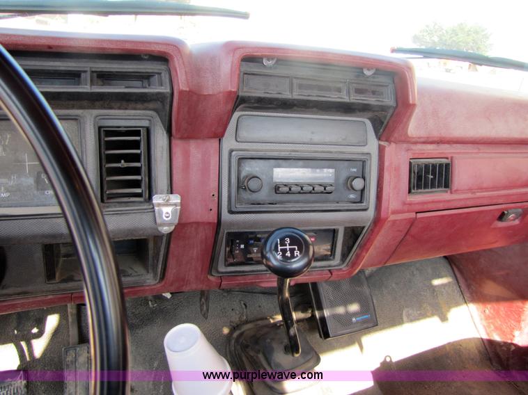 image for item 3609 1986 Ford F150 pickup truck